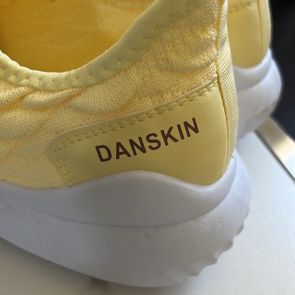 Danskin Women's Everlasting Scalloped Sneaker, Sz. 8 NEW W/O Box - Picture 8 of 10